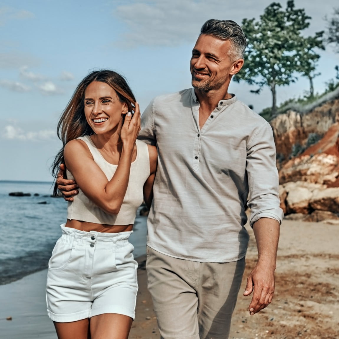 couple-casually-walking@2x