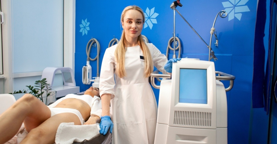 A smiling CoolSculpting technician preparing for CoolSculpting for amrs